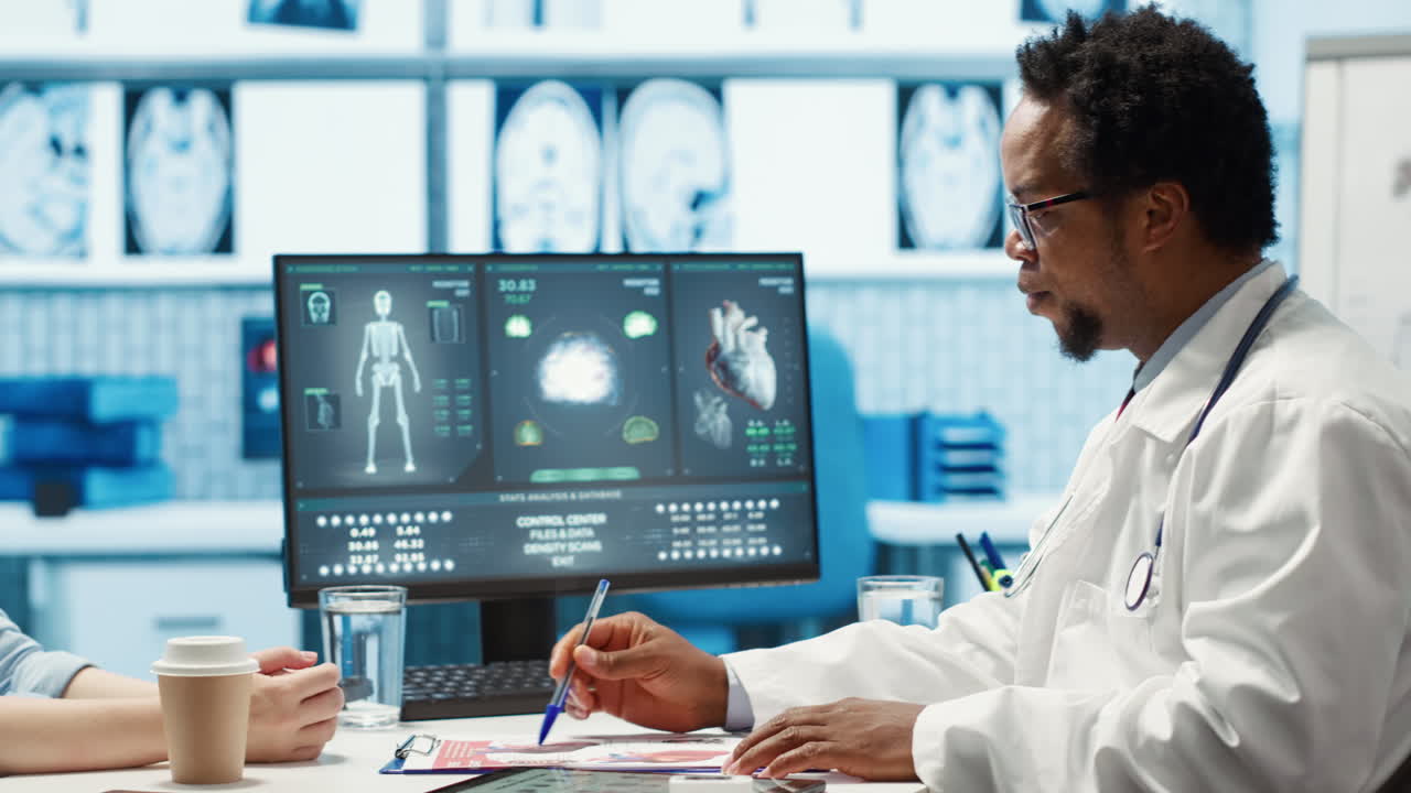 experto médico discutiendo sobre el tratamiento de diagnóstico con el paciente en el gabinete