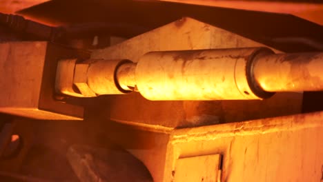 detalle de la maquinaria industrial en un entorno de alta temperatura