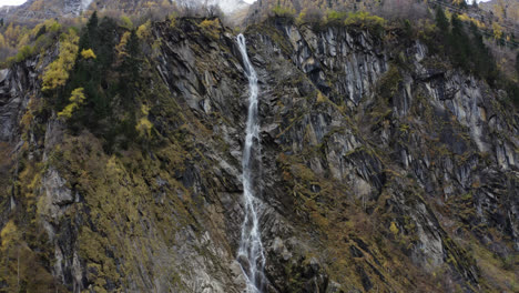 Atemberaubende-Landschaft-Von-Fließenden-Strömen-Aus-Steilen-Schroffen-Bergen-In-Der-Nähe-Von-Kaprun,-österreich