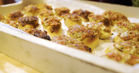 pasteles italianos recién horneados en el restaurante 1