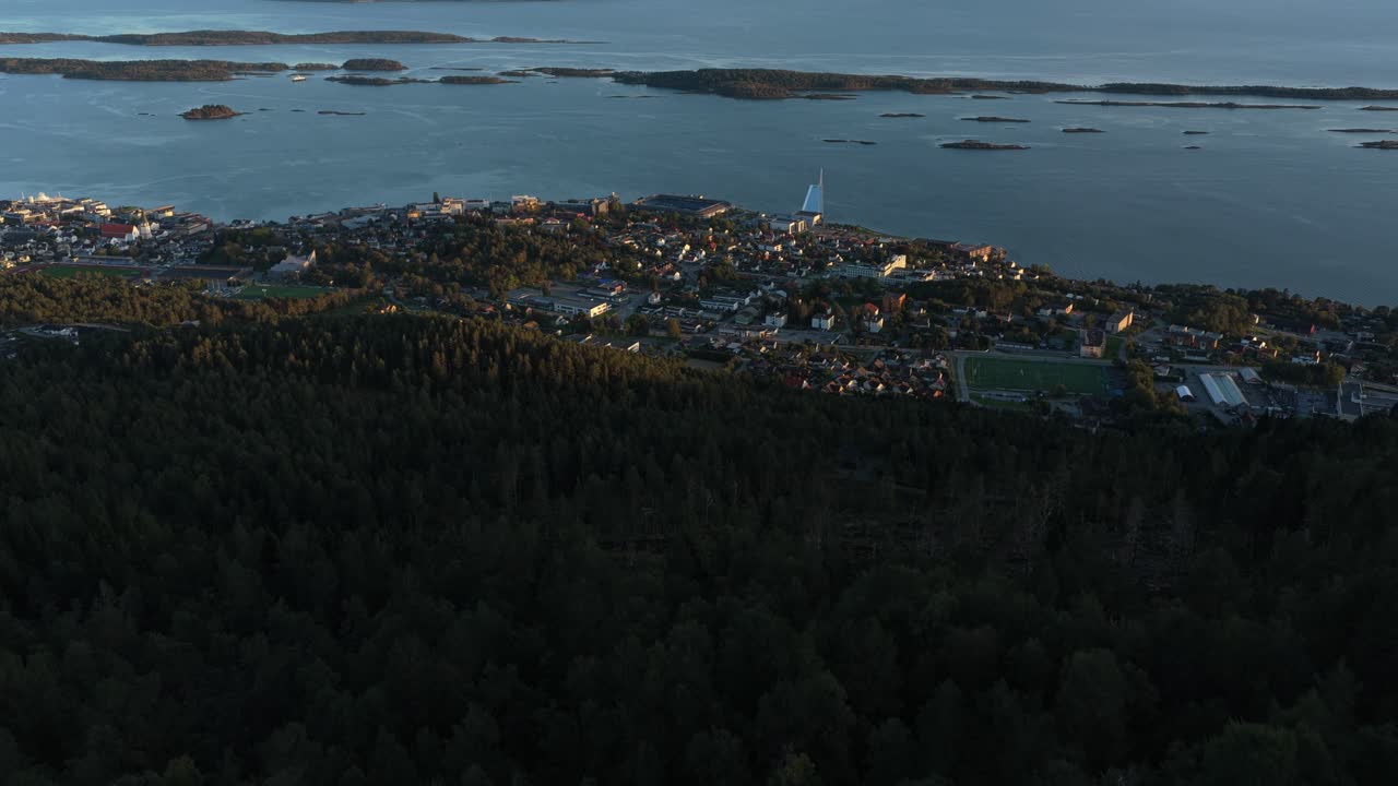 Auringonlaskun ilmakuva vuonon äärellä sijaitsevasta Molden kaupungista, Norja