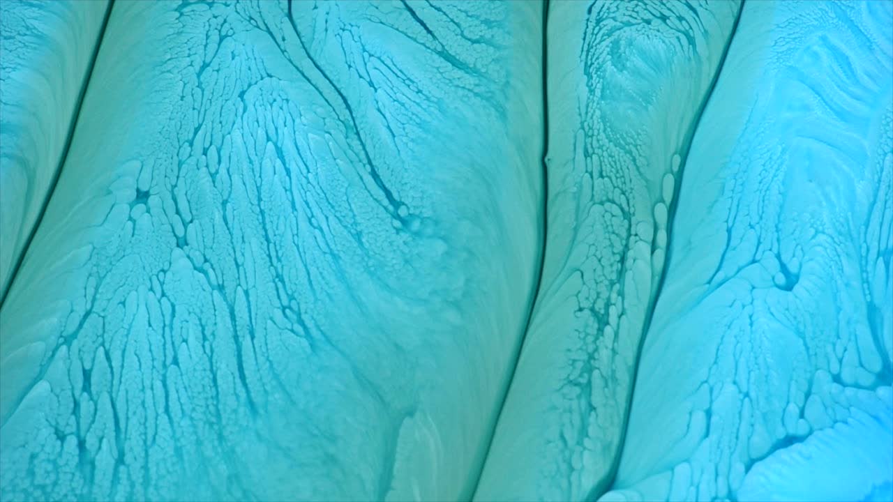 los azules fundidos fluyen y convergen con gracia