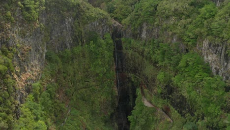 Antena-De-La-Escénica-Cascada-Risco-En-El-Exuberante-Cañón-De-La-Isla-De-Madeira