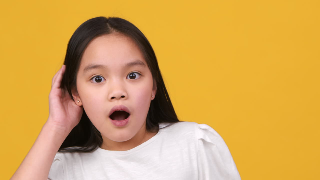 소녀는 주의 깊게 듣고