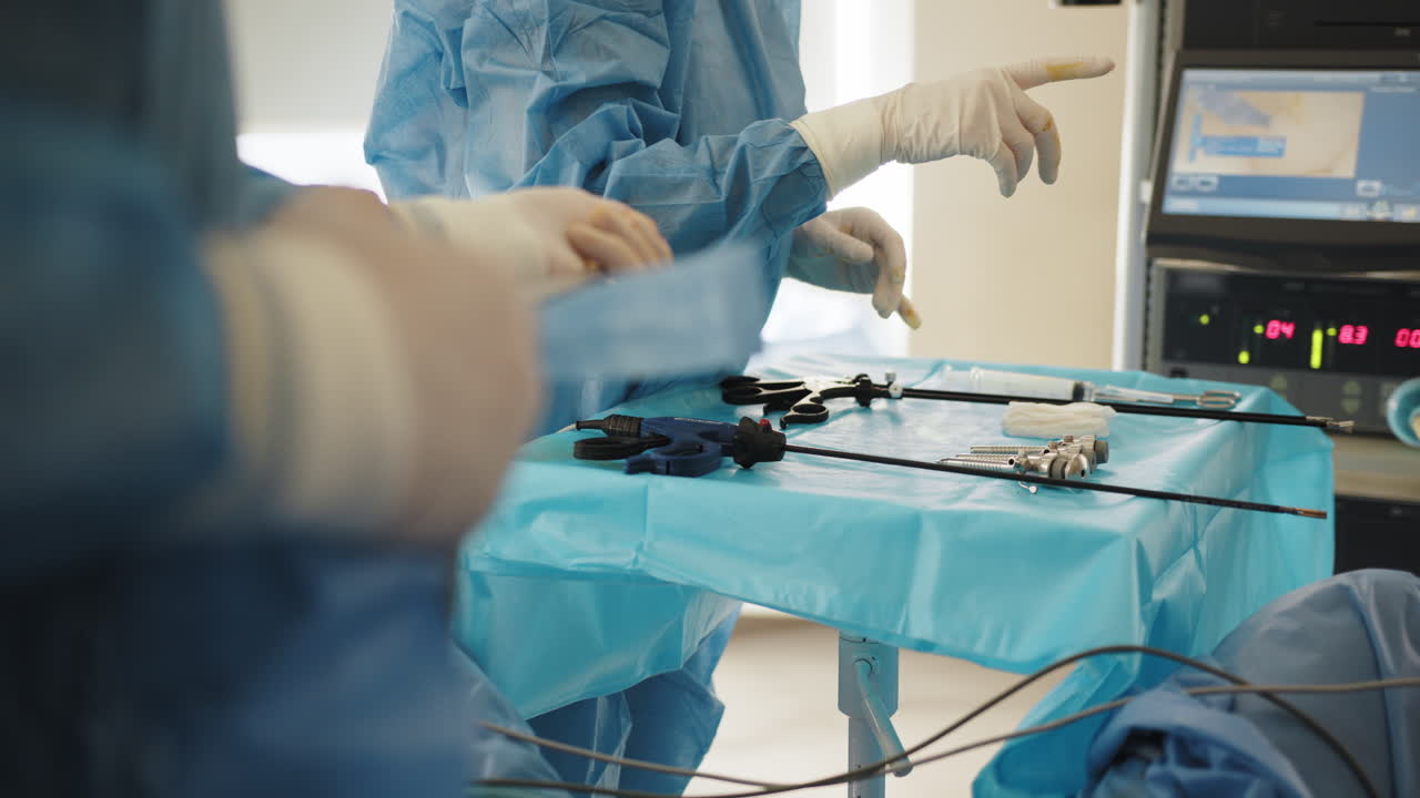 procedimiento quirúrgico en una sala de operaciones