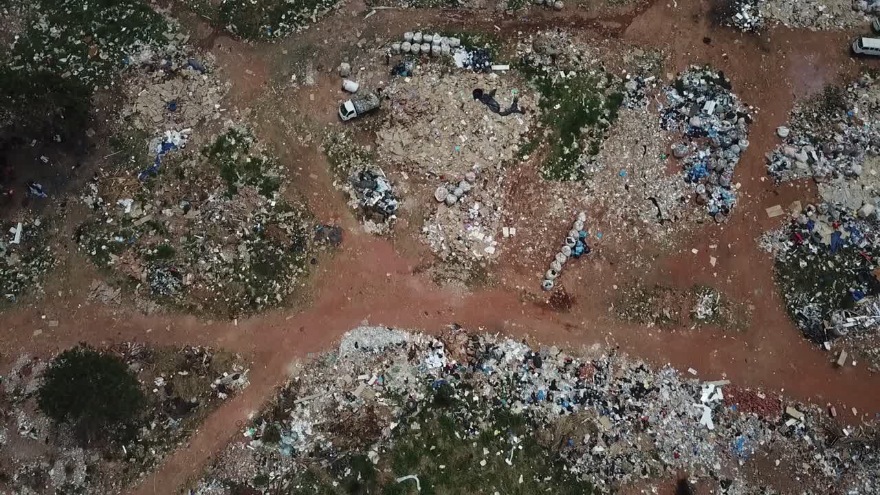 vista aérea de un vertedero con montones de basura esparcidos por todo el sitio - vista de pájaro
