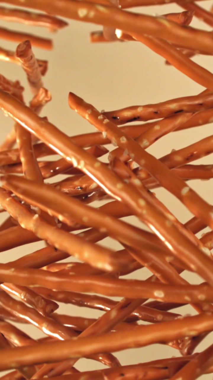 Bastoncini di pretzel salati che cadono al rallentatore