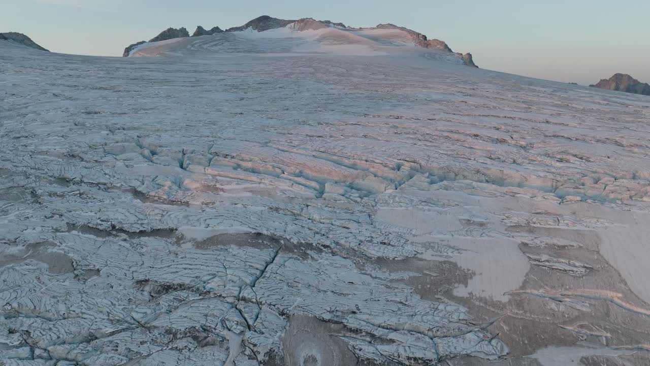 떠오르는 태양은 남티롤과 북티롤을 가로지르는 정상에서 후퇴하는 빙하의 취약한 상태를 조명하며 쓴맛의 그림을 그립니다.