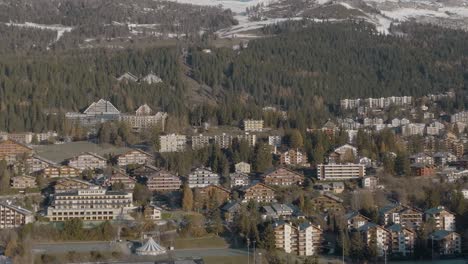 Antena-Giratoria-Sobre-Chalets-Alpinos-De-La-Hermosa-Y-Rica-Montaña-Resort-Crans-Montana,-Suiza