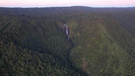 las cataratas de wairere y las exuberantes montañas verdes en la isla norte de nueva zelanda - fotografía aérea de un dron