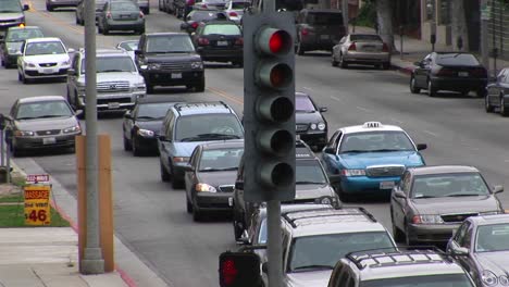 El-Tráfico-Congestionado-Avanza-Lentamente-Por-Una-Calle-De-La-Ciudad.