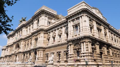 hermoso edificio de la corte suprema de casación en roma, italia