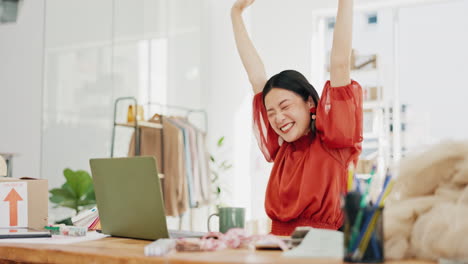 Diseñador-De-Moda-O-Mujer-Ganando-En-La-Computadora-Portátil