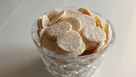 galletas redondas en chocolate blanco en una mesa blanca. dulce mañana.