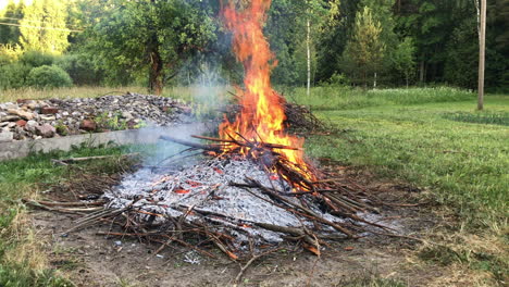 gran hoguera ardiendo en un campo