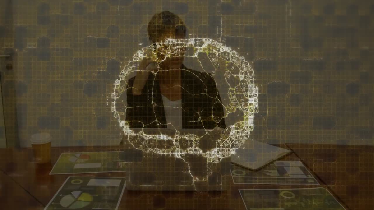 animación del cerebro humano y conexiones sobre mujer de negocios en la oficina