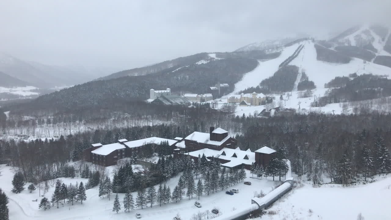 雪が降る北海道トマム市