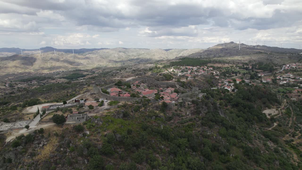 vista aérea de gran angular del castillo medieval de sortelha en la cima de una colina, portugal