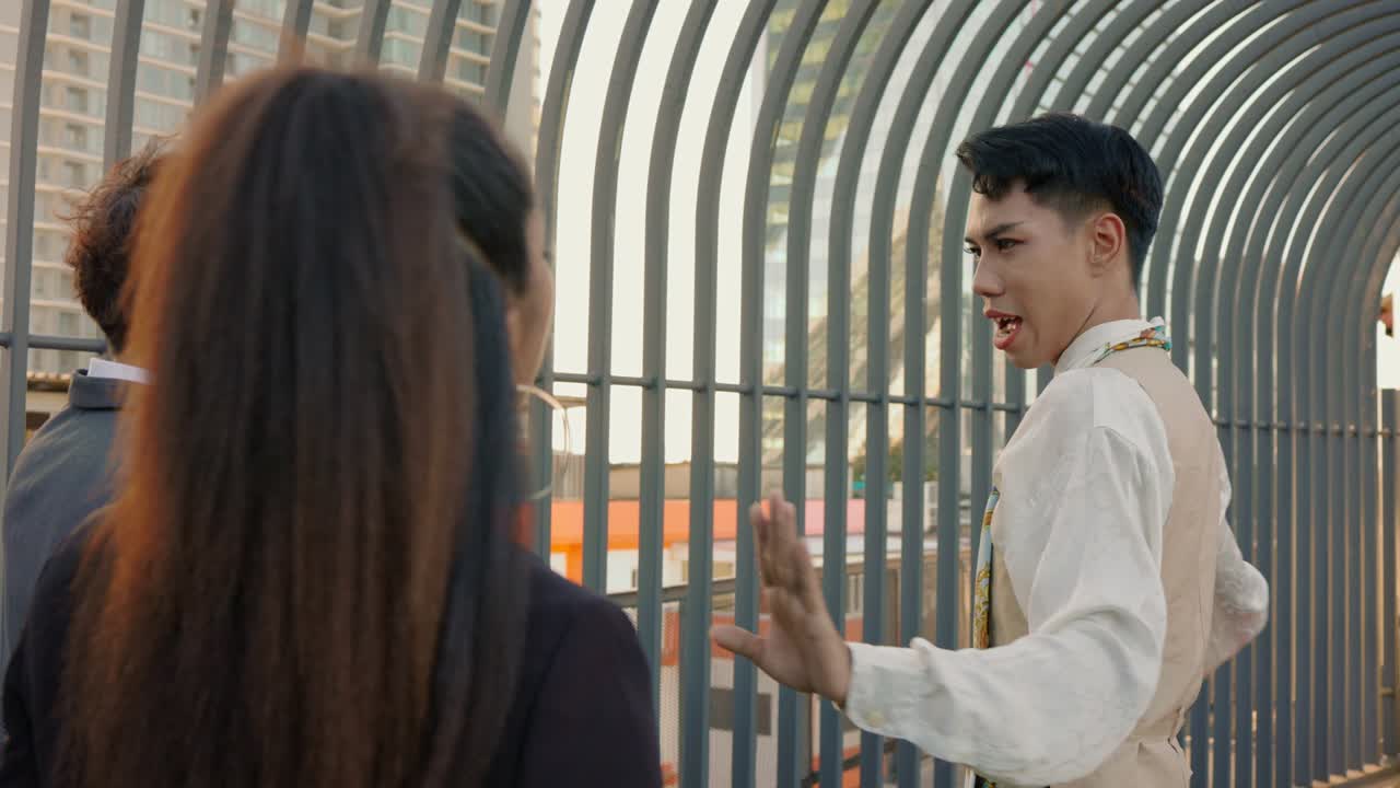 성공한 아시아 사업가 부동산 투자 협상