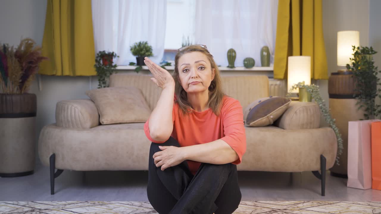 카메라를 향한 사려 깊은 여성.