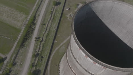 Toma-Aérea-De-Arriba-Hacia-Abajo-De-La-Planta-De-Energía-Térmica-Mtkvari-En-Georgia-Durante-El-Día-Soleado