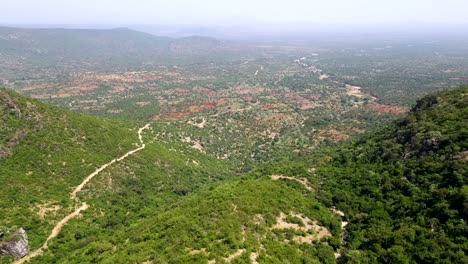 Drone-View-Of-West-Pokot,-North-Rift--kenia--:temporada-De-Lluvia-Verde-En-Las-Partes-Secas-Del-Norte-De-Kenia