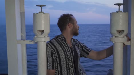 el hombre mirando hacia el mar desde el interior del barco.
