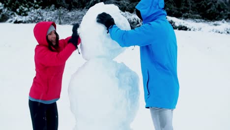 Pareja-Feliz-Haciendo-Muñeco-De-Nieve