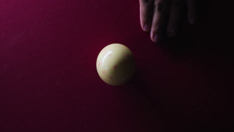 hombre golpeando la bola blanca en la mesa de billar