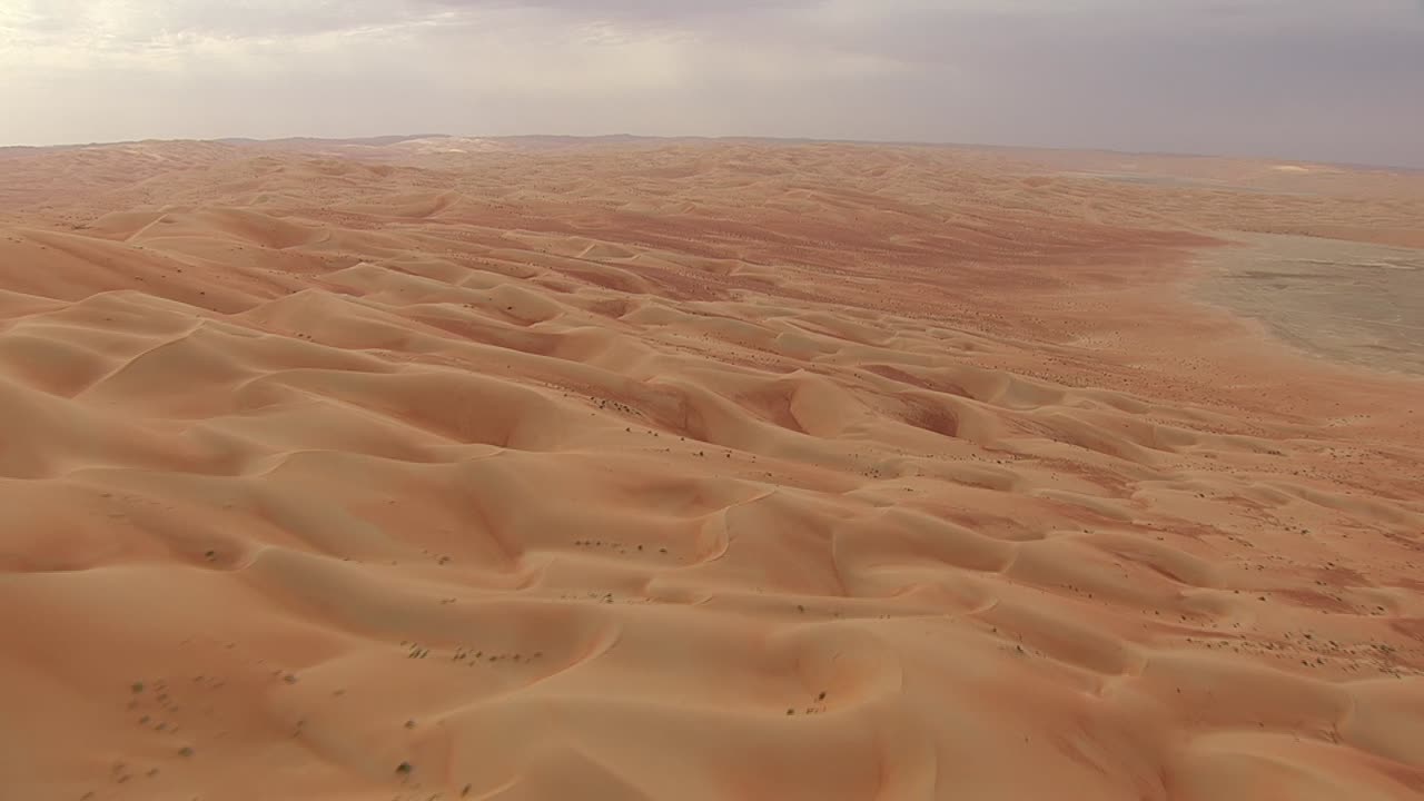 Vista aerea di maestose dune di sabbia coperte di sabbia rossa a perdita d'occhio.