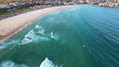 Una-Toma-Estacionaria-De-Un-Dron-De-4k-De-La-Famosa-Playa-De-Bondi-En-Sydney,-Nueva-Gales-Del-Sur