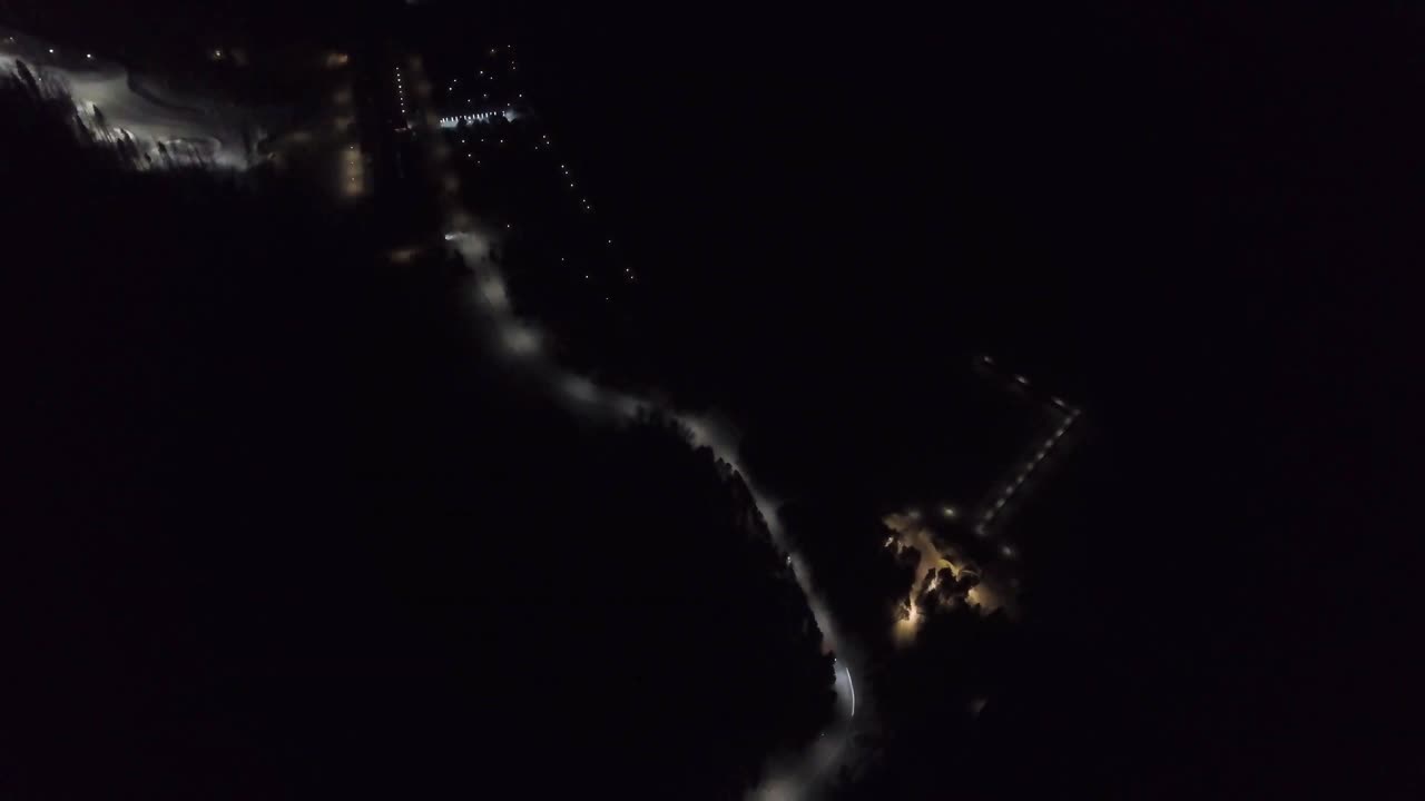 스키 리조트의 야간 공중 사진