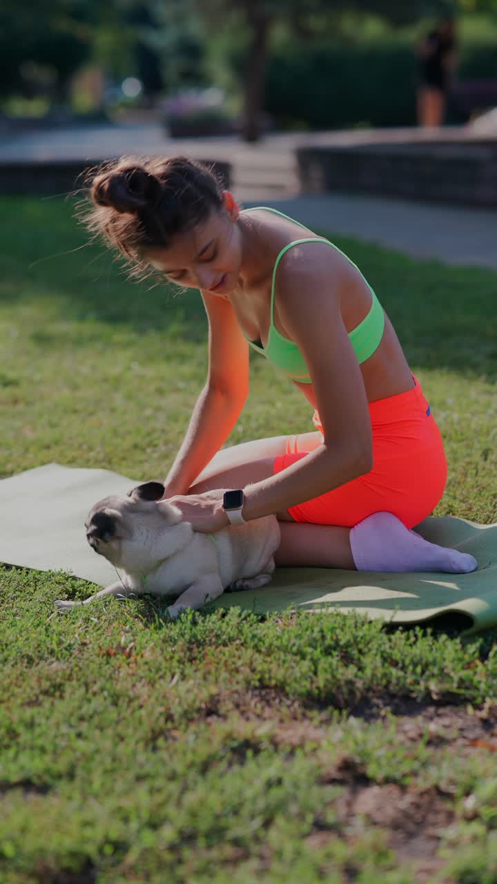 공원 에서 파그 와 함께 운동 하는 여자