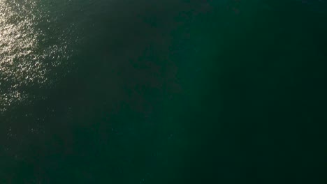 volando sobre el agua, 4k, vista de drone