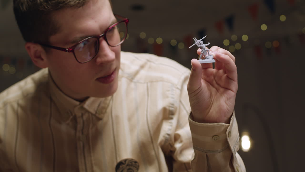 게임 마스터가 그림을 보여줍니다.