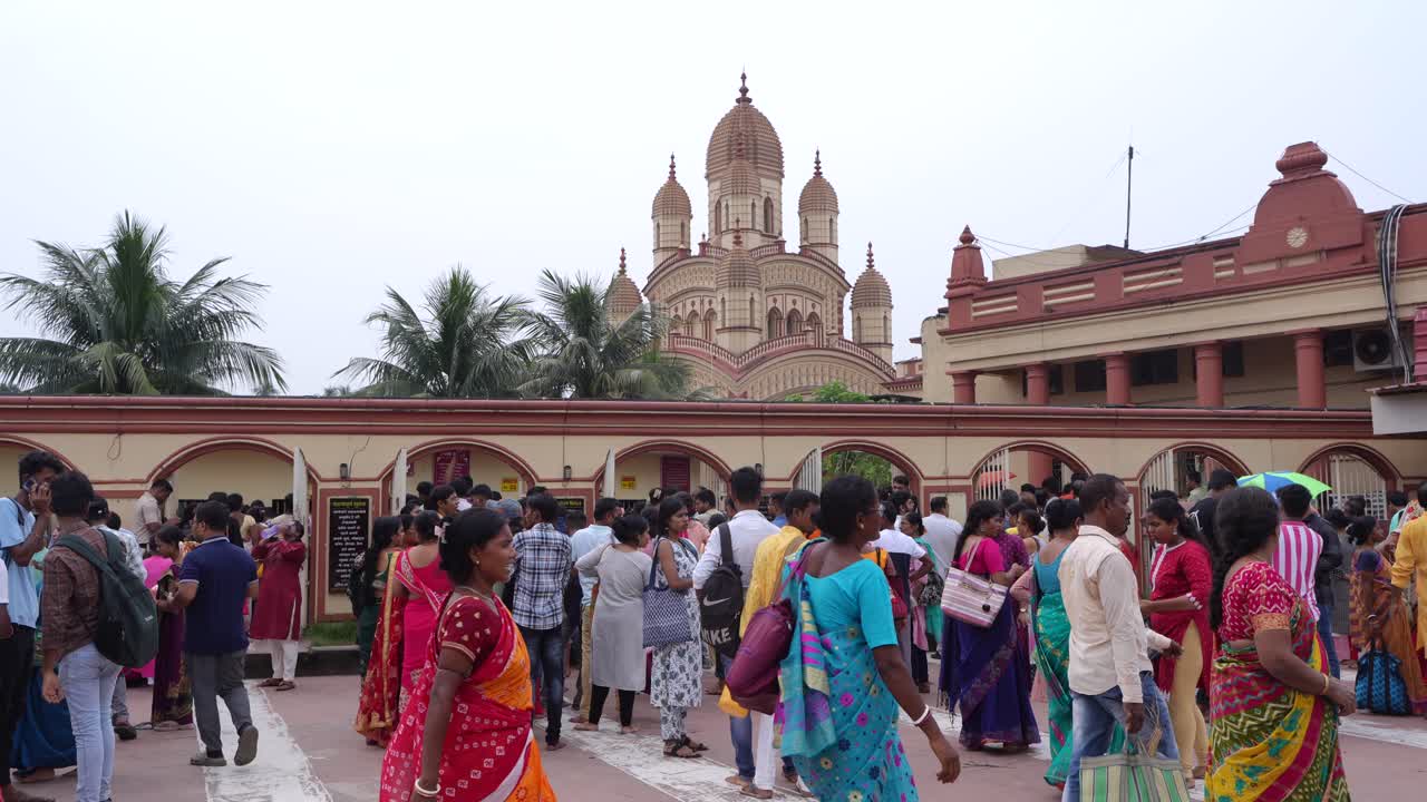 On the eve of Durga Puja, Hindus gather at Ganges for bathing and tarpan on Mahalaya day.
