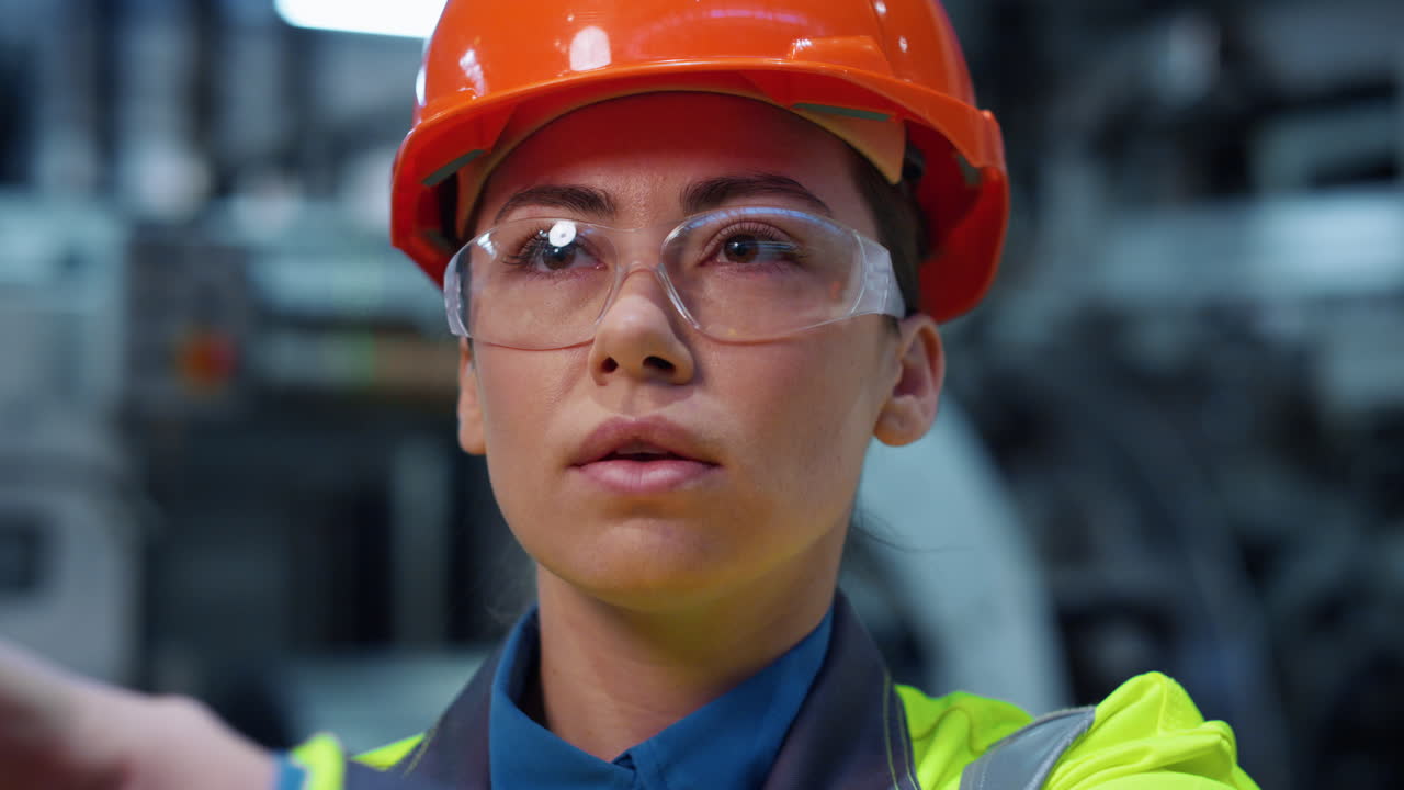 supervisor moviendo la aplicación virtual en el primer plano de la empresa de fabricación digital moderna