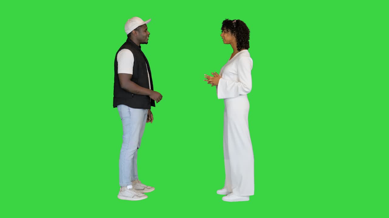 Adolescentes afro-americanos conversando e apertando as mãos em Fundo Verde, Chroma Key