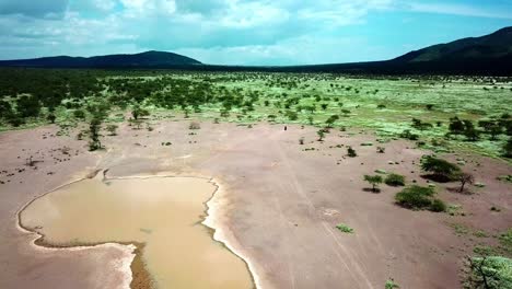 Montando-Motocicletas-Alrededor-Del-Lago-Natrón-En-Tanzania