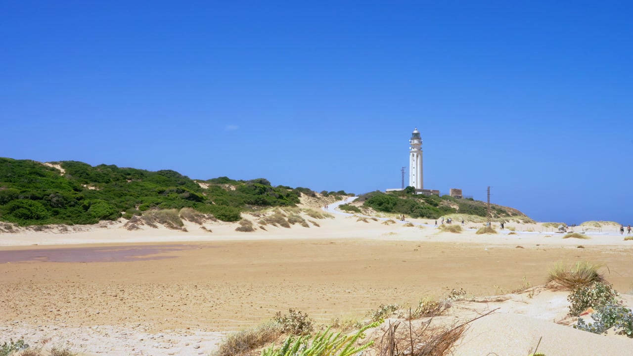 Inquadratura ampia del faro di Trafalgar con un cielo azzurro limpido, Cadice, Spagna