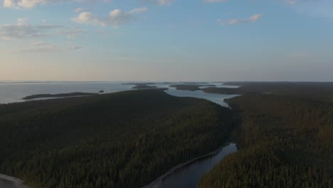 Toma-De-Drones-Del-Lago-Y-El-Bosque-De-La-Naturaleza-Salvaje-Al-Atardecer