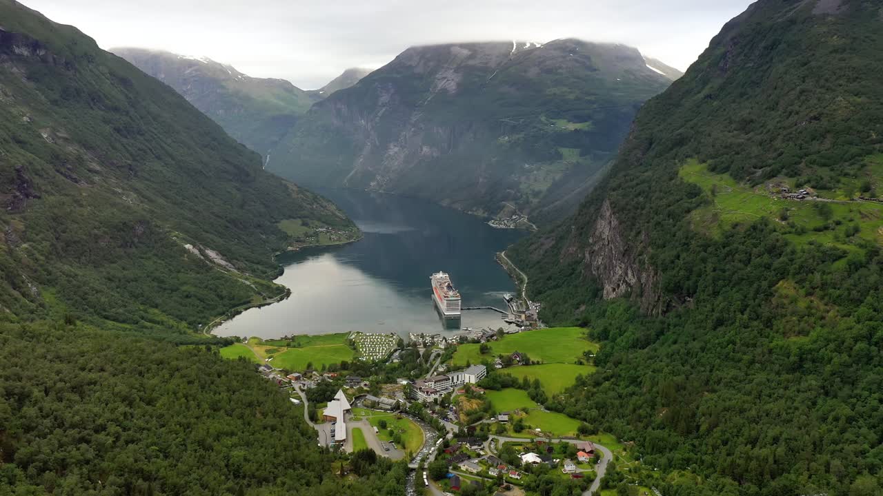 fiorde de geiranger, noruega. belíssima natureza paisagem natural da noruega.