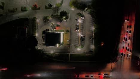 top down timelapse experiencia aérea de drive-thru restaurante de comida rápida por la noche