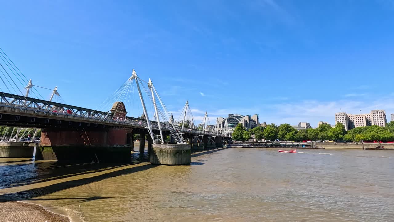 Rowers passing under Golden Jubilee Bridges