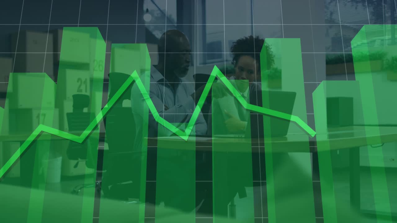 animación del procesamiento de datos sobre un hombre de negocios afroamericano y una mujer de negocios discutiendo