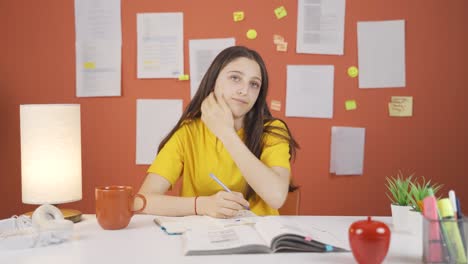 una niña infeliz que estudia.