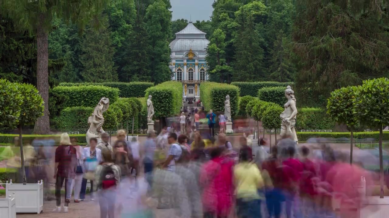 Timelapse di Tsarskoye Selo (Pushkin) cattura il fascino di San Pietroburgo, Russia. Esplora i viali del parco, dove alberi e arbusti sono ingegnosamente impiegati come materiali da costruzione.