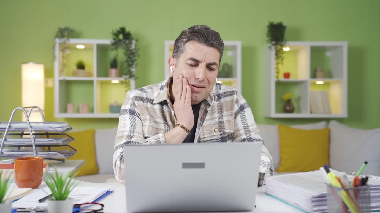 el hombre con dolor de muelas sufre.