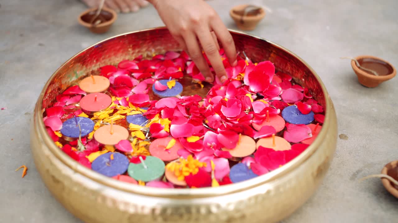 retrato de un niño indio en casa durante el bloqueo por coronavirus
