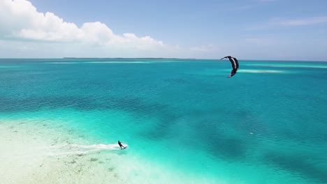 hombres kitesurf agua de mar plana alrededor del banco de arena con bote, los roques venezuela